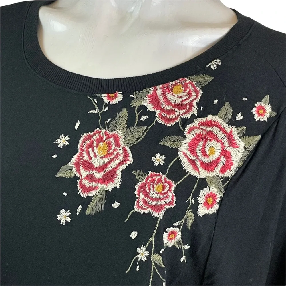 Torrid Super Soft Black Floral Embroidered Tee Shirt Size 2 E277 - Picture 4 of 11